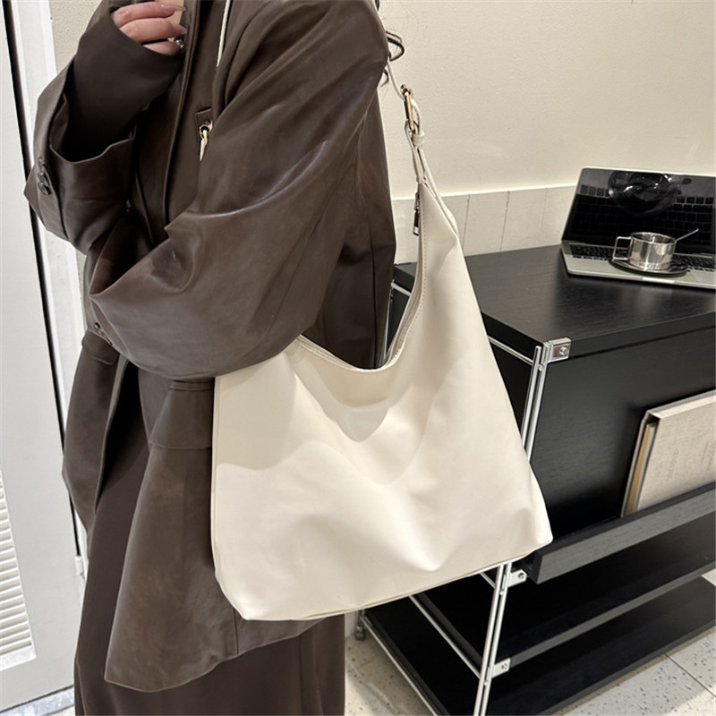 Leather Work Outfit - Elegante Bolso de Hombro de Cuero